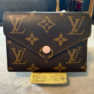 Louis Vuitton Monogram Victoria’s Wallet Rose Ballerine
